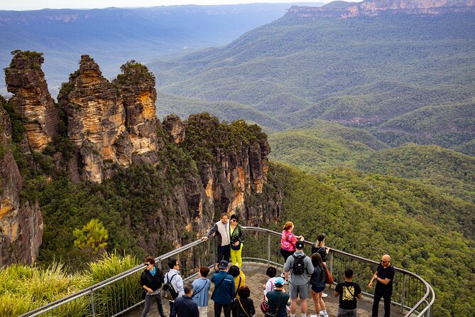 Blue Mountains Day Tour: Zoo, Scenic World & Three Sisters - Echo Point Lookout: The Three Sisters in One Calm, Scenic Window