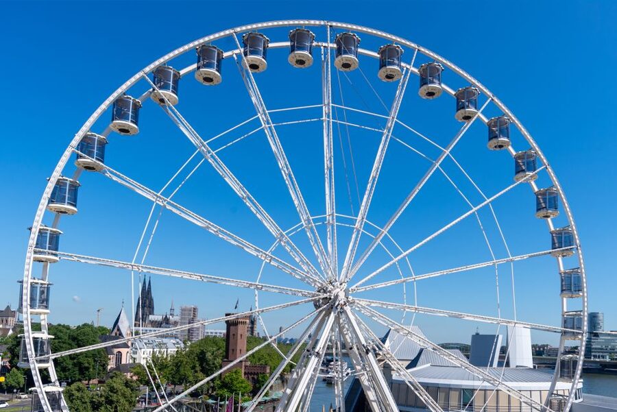 Cologne: Ferris wheel in front of the Cologne Zoo - Inside the gondola: glass on all sides and a calm 8-minute loop