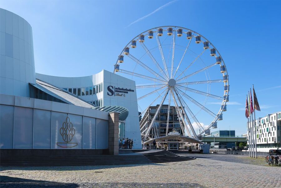 Cologne: Ferris wheel in front of the Cologne Zoo - Timing your day: making the ride fit a Cologne sightseeing rhythm