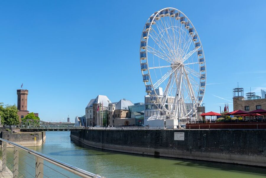 Cologne: Ferris wheel in front of the Cologne Zoo - Price and value: is $10 worth 8 minutes?