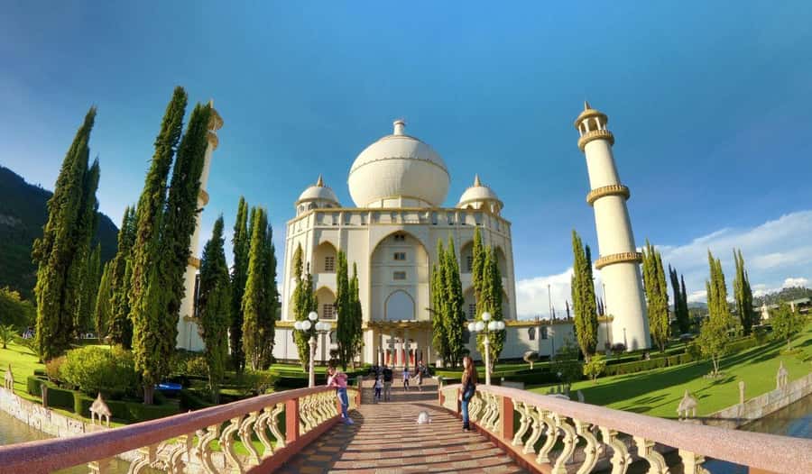 From Bogota: Jaime Duque Park and zoo with ticket included - First stop in Jaime Duque Park: the Taj Mahal replica and quick orientation