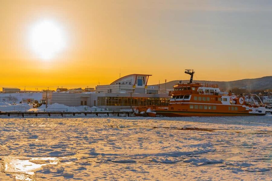 Hokkaido Asahiyama Zoo, Icebreaker GARINKO GO Sunset Tour - Asahiyama Zoo + Icebreaker in One Day: The Smart Winter Combo